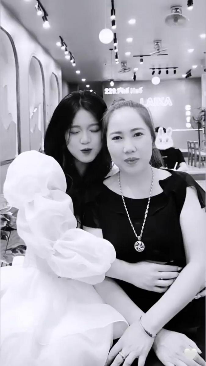 Gái Xinh Ngực To Thời Trang Tóc Đen Đậm