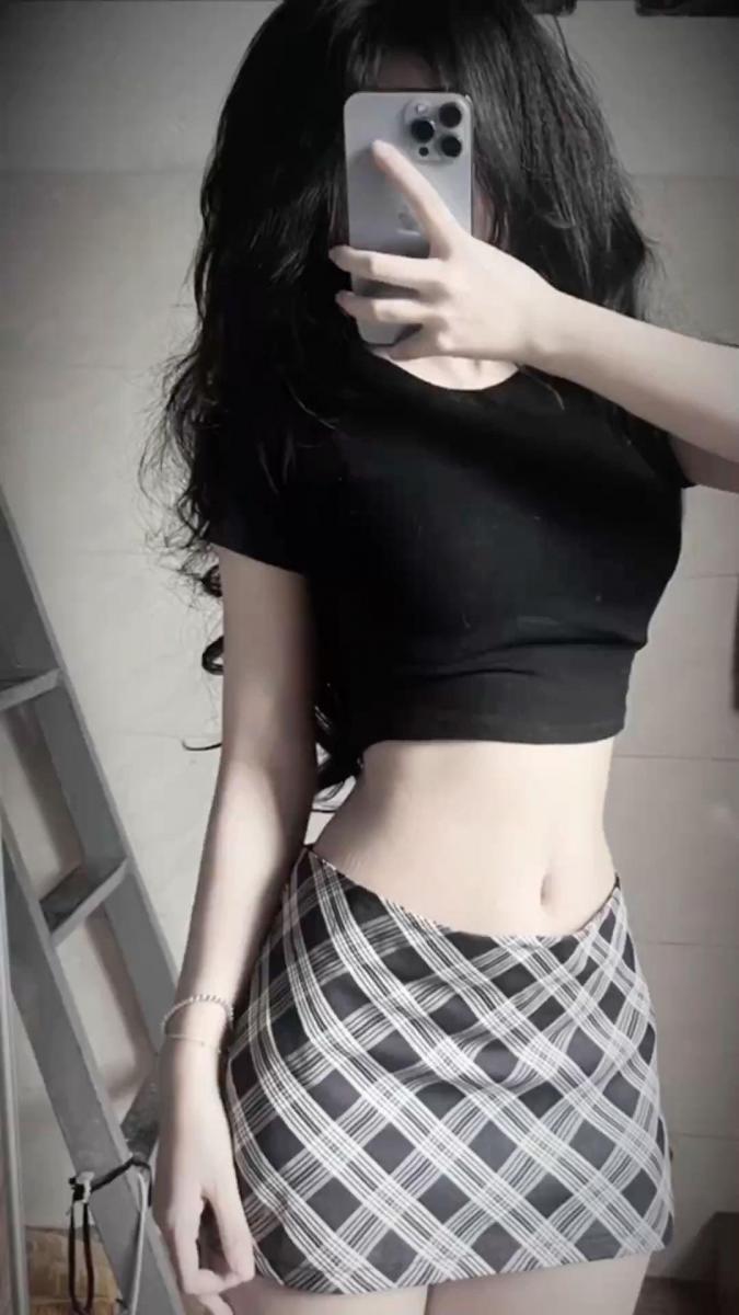 Ảnh gái xinh tóc ngắn cute và đầm sen đẹp