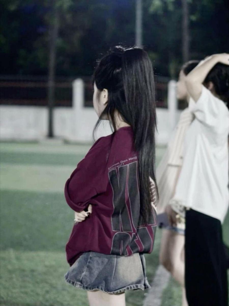 Gái xinh hot trong váy trắng, tóc đen dài