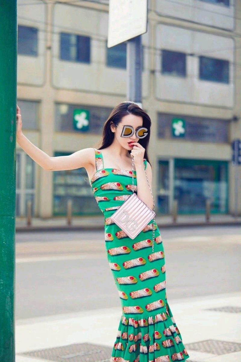 Gái xinh mặc váy trắng ngắn khoe dáng quyến rũ