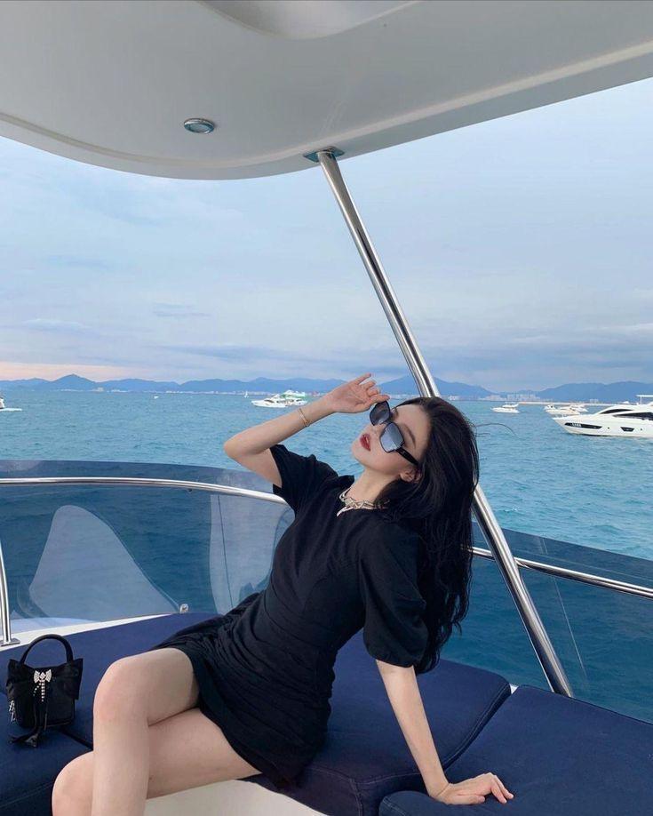 Gái Xinh Quyến Rũ Bên Thuyền Tàu Thủy