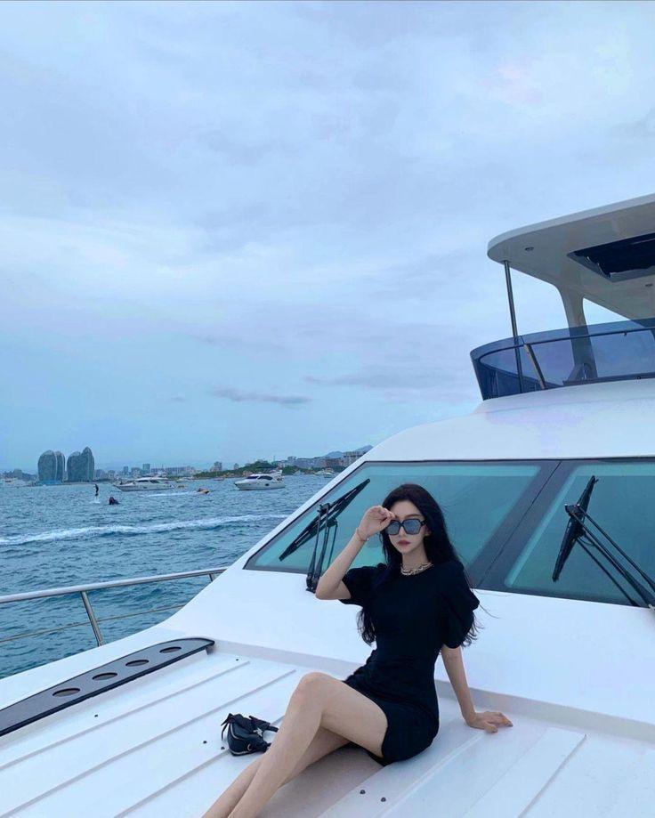 Ảnh gái siêu xinh với body dú to trên thuyền tàu