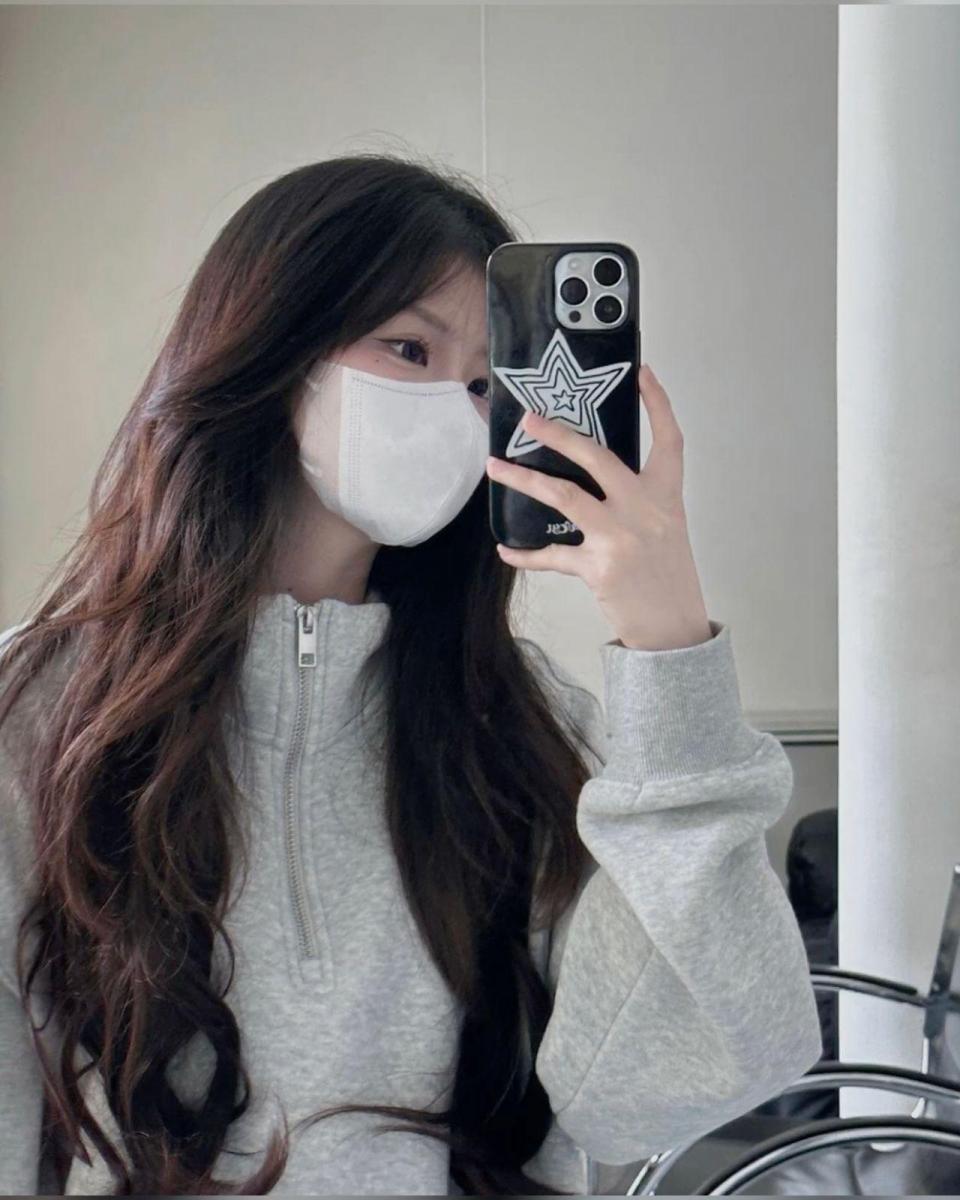 Gái xinh đi tắm khoe mong tay điện thoại di động
