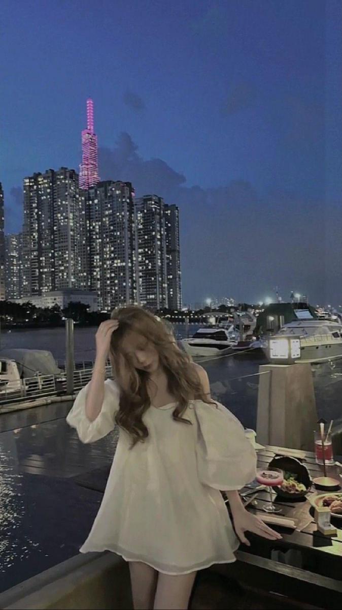 Hình gái xinh áo dài bên tòa nhà cao tầng