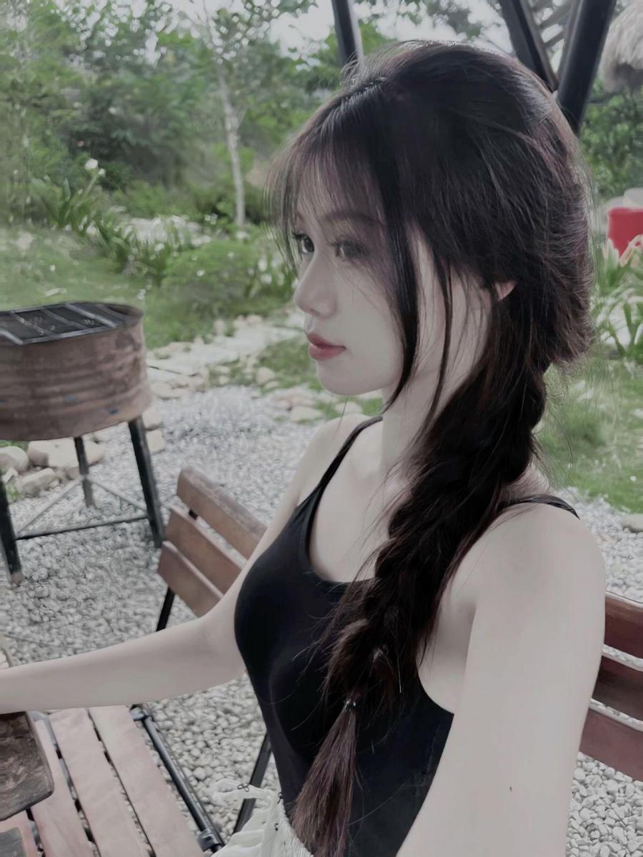 Gái xinh tóc ngắn và vũ to trong ảnh nóng
