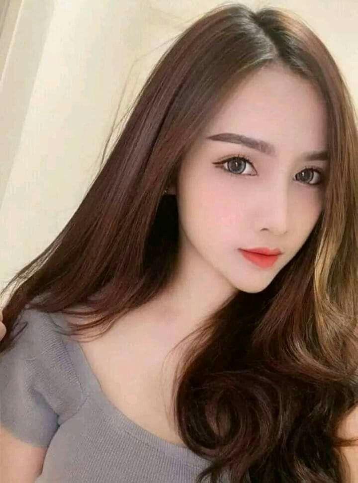 Hình ảnh gái xinh gợi cảm cầm điện thoại