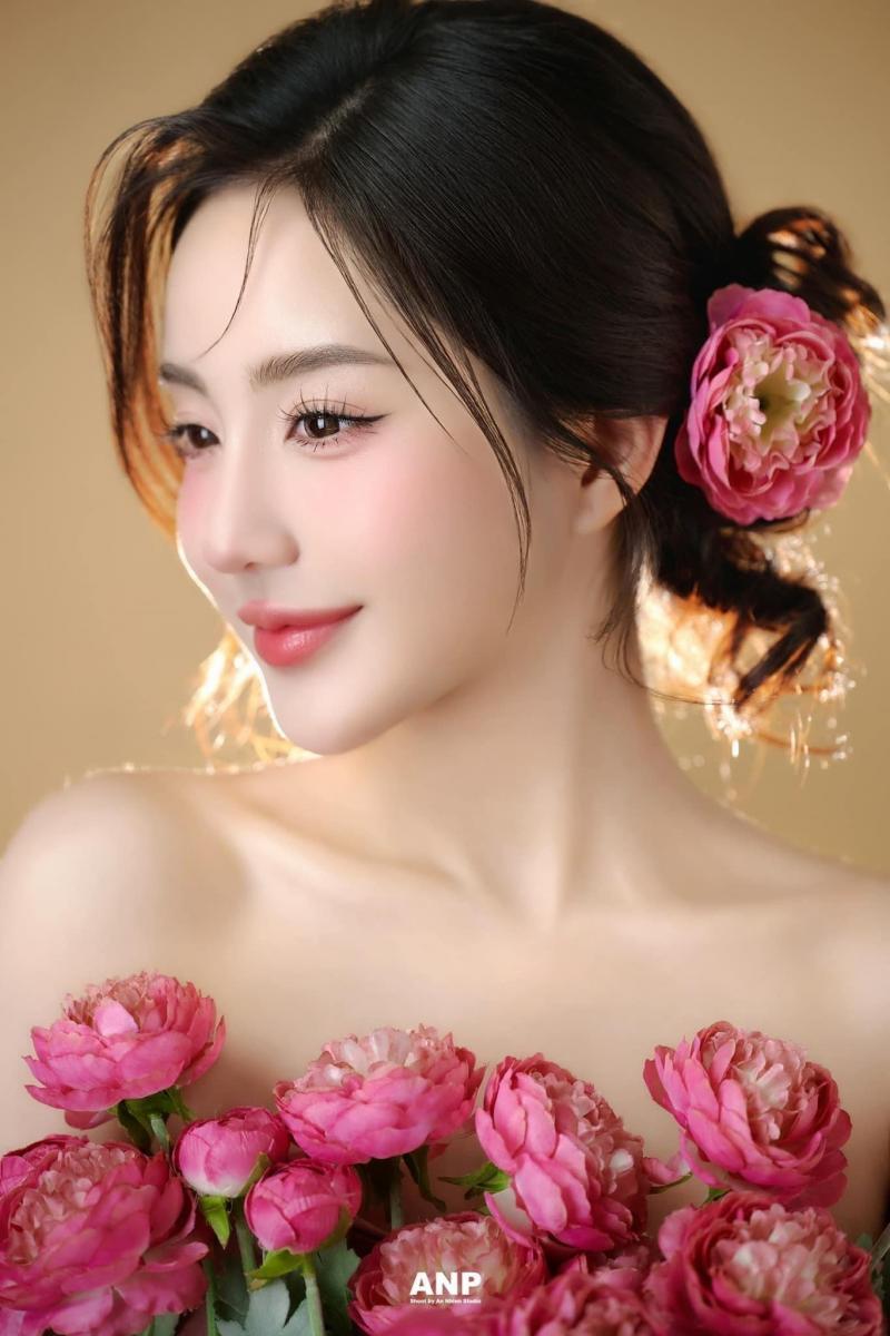 Hình ảnh gái xinh gợi cảm cầm điện thoại