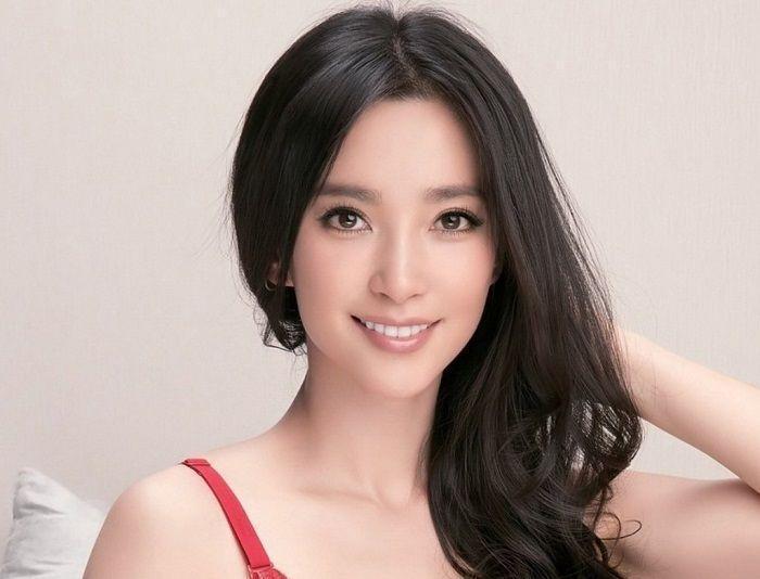Ảnh gái xinh ngực to tóc cam nữ cười