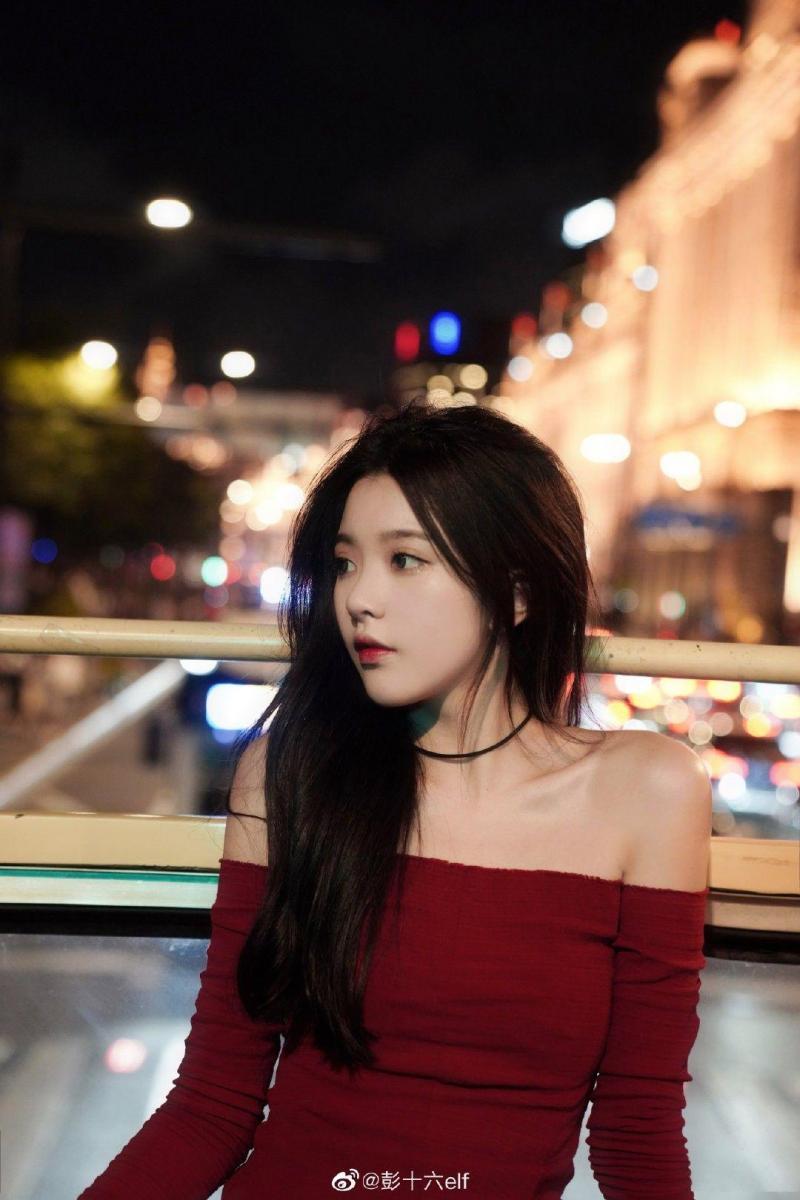 Gái Xinh Tóc Ngắn Bên Biển Với Body