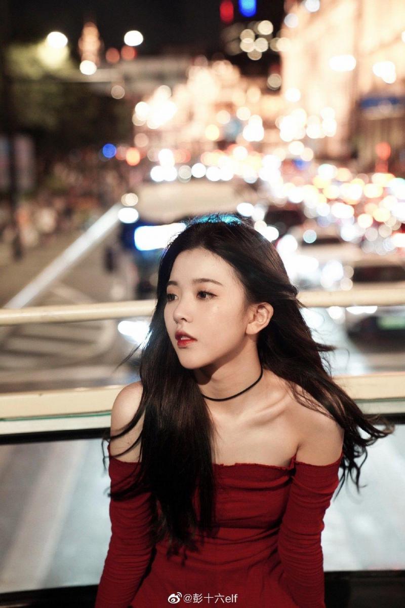 Gái Xinh Mặc Váy Ngắn, Chân Dài