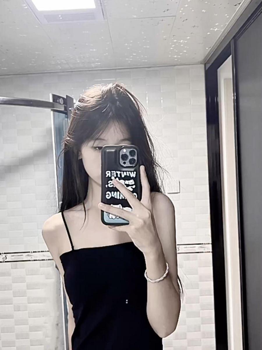 Gái đẹp không mặc bikini trong áo sơ mi không tay
