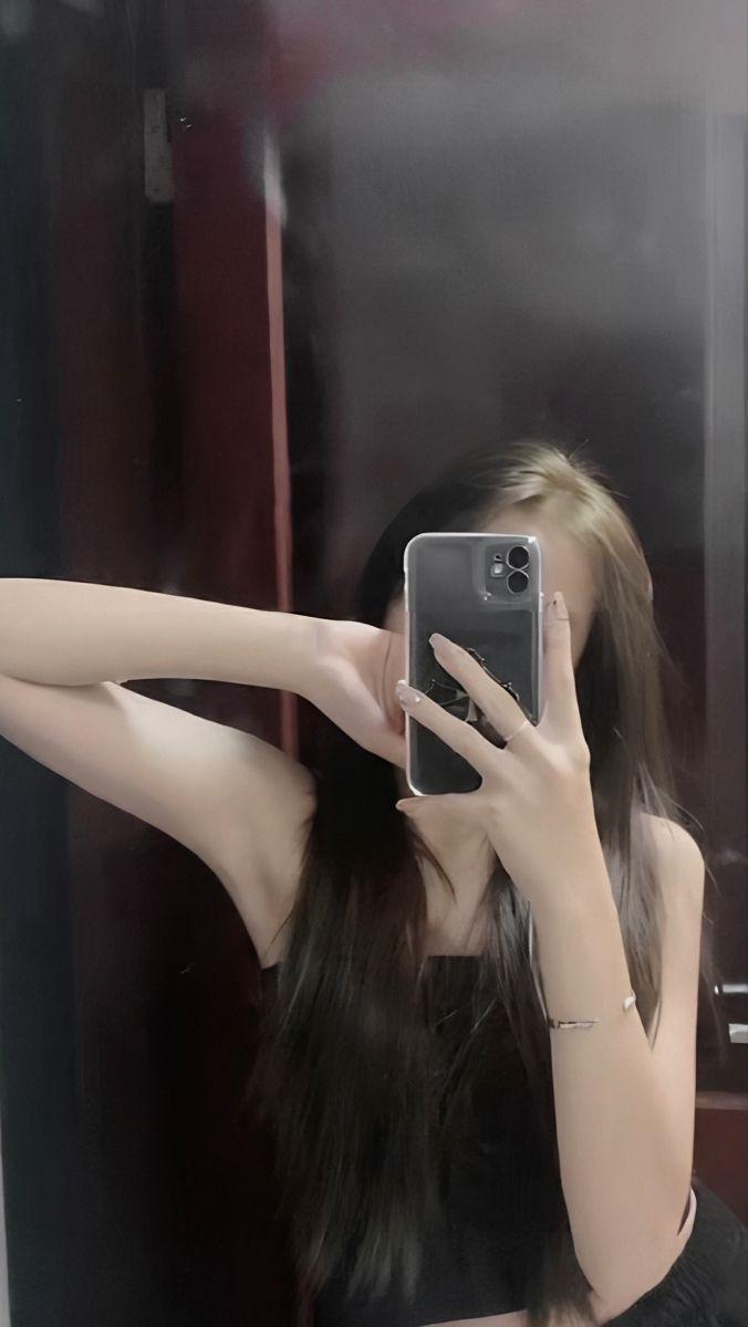 Ảnh gái xinh không mặc áo sơ mi trắng