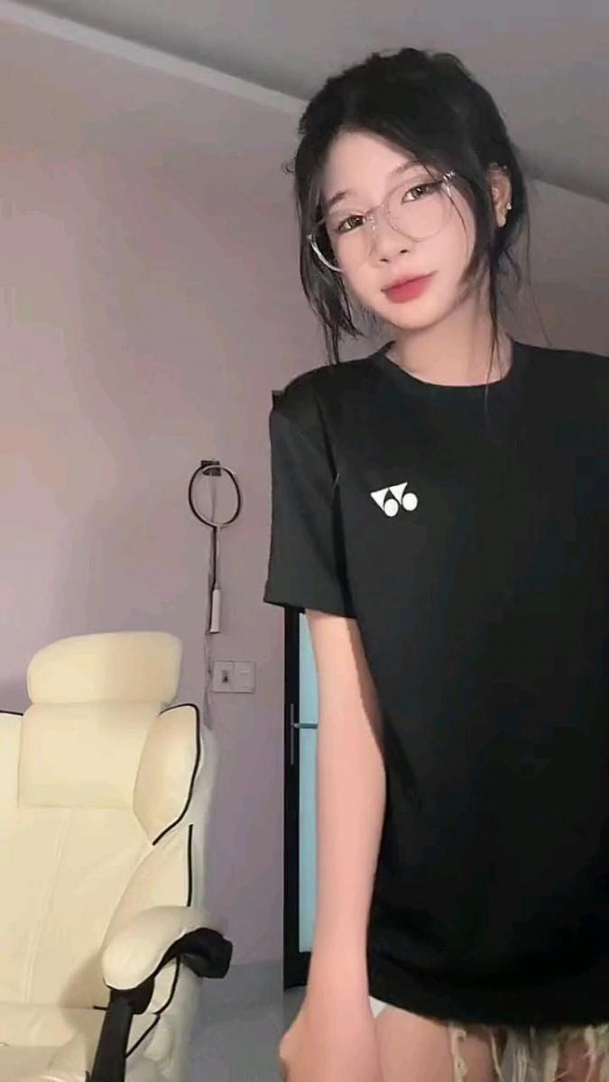 Gái xinh mặc áo yếm và bikini, tóc ngắn cute