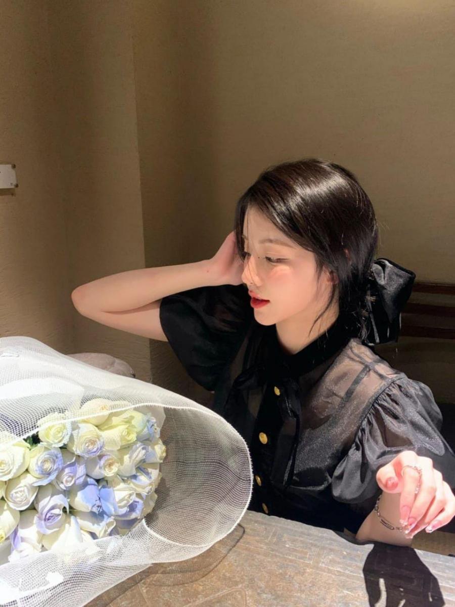 Ảnh gái xinh cầm hoa che mặt đẹp