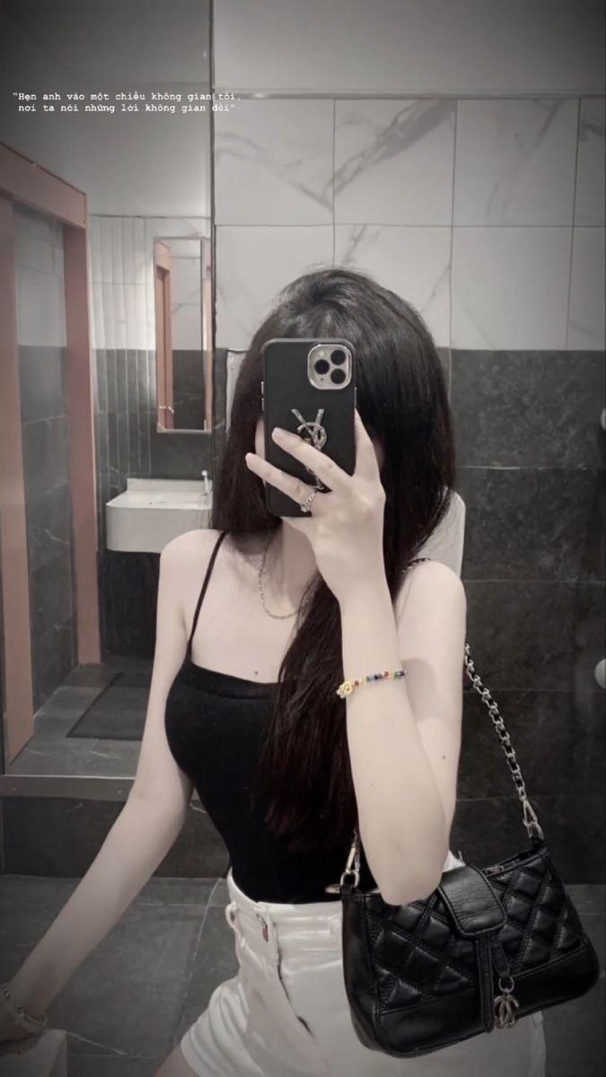 Gái Xinh Nóng Bỏng Với Tóc Đen Và Điện Thoại Di Động