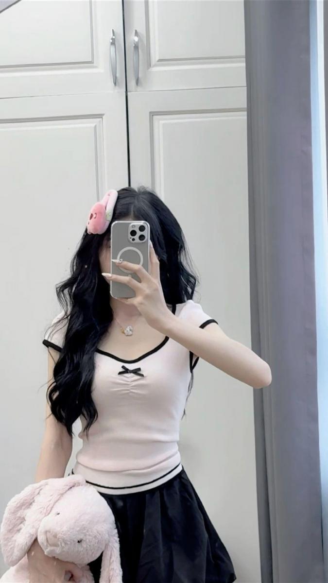 Ảnh Gái Xinh Tóc Ngắn Đỏ Chơi Đồ Tiện Ích