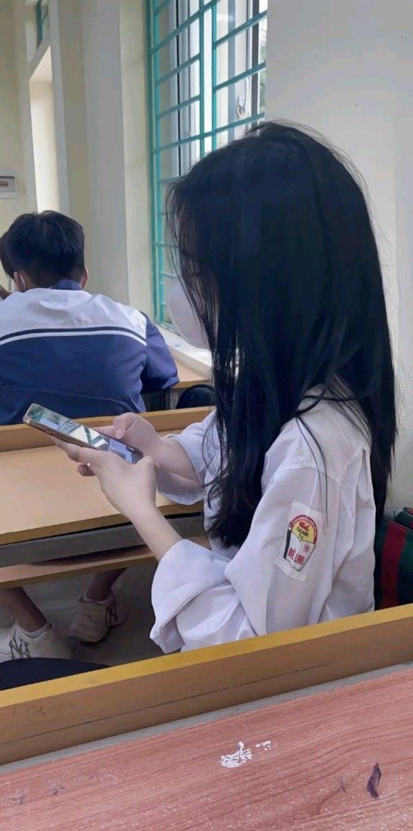 Ảnh gái xinh học sinh tóc ngắn trong đồng phục
