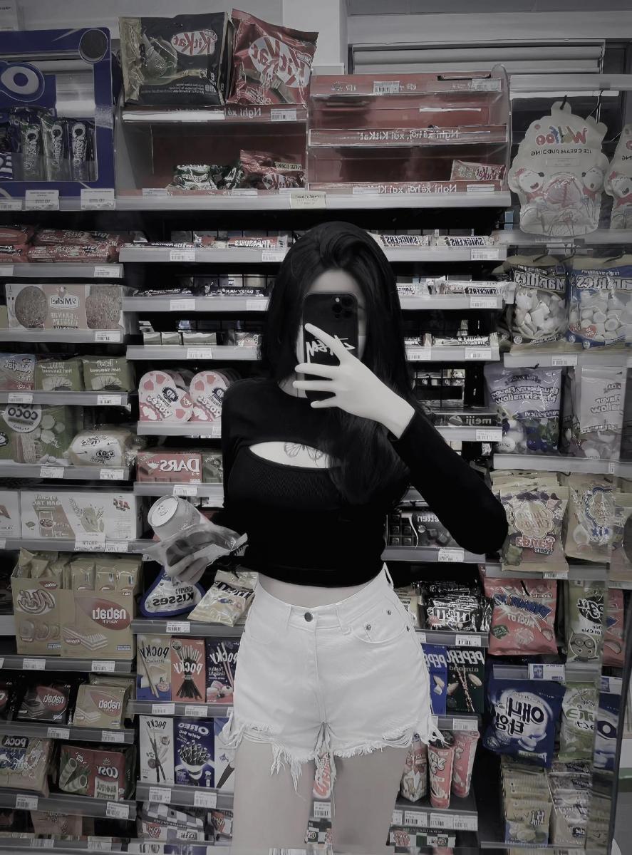 Gái xinh mặc áo croptop và bikini quyến rũ