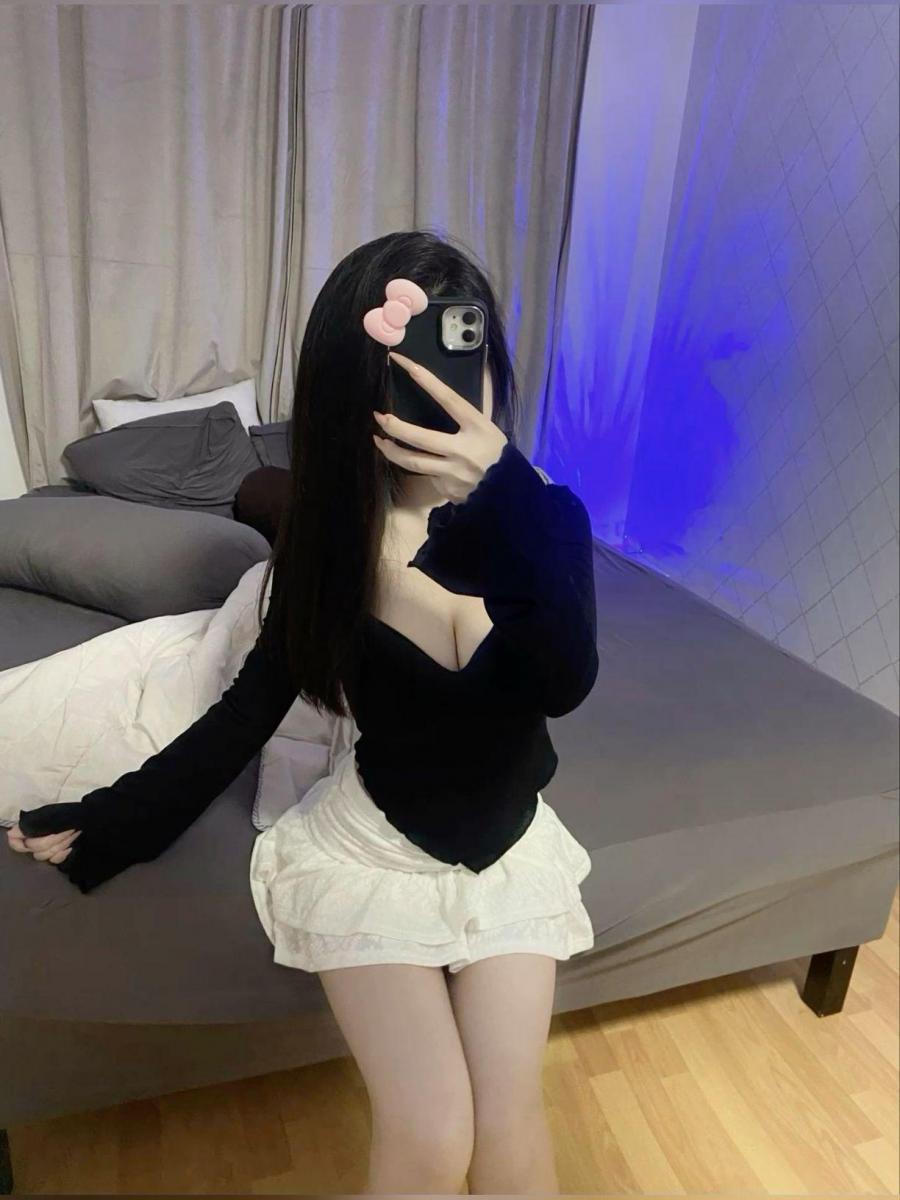 Ảnh gái xinh TikTok với ngực to, tóc đen duyên dáng