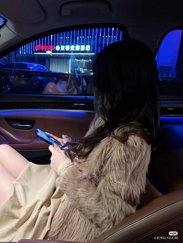 Hình ảnh của gái xinh tóc ngắn bên ghế ô tô