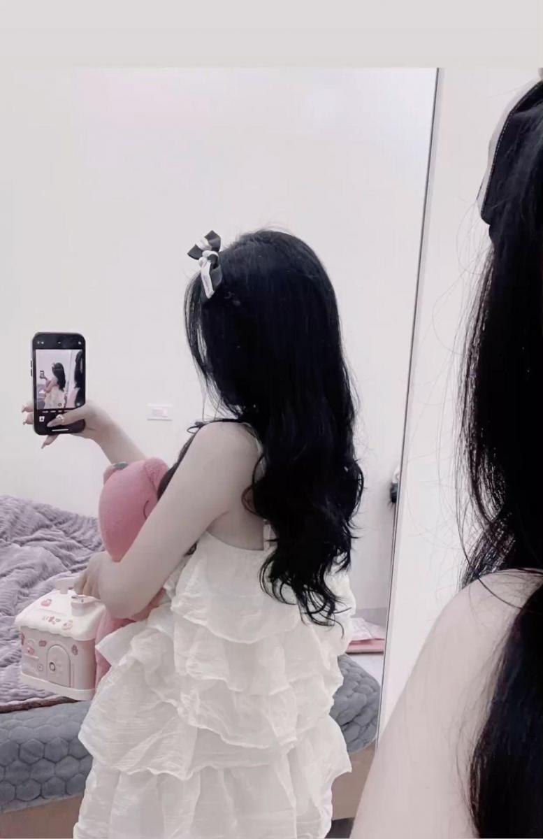 Hình ảnh gái xinh tóc ngắn với vú gai xinh
