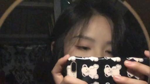 Ảnh gái xinh cầm điện thoại sexy