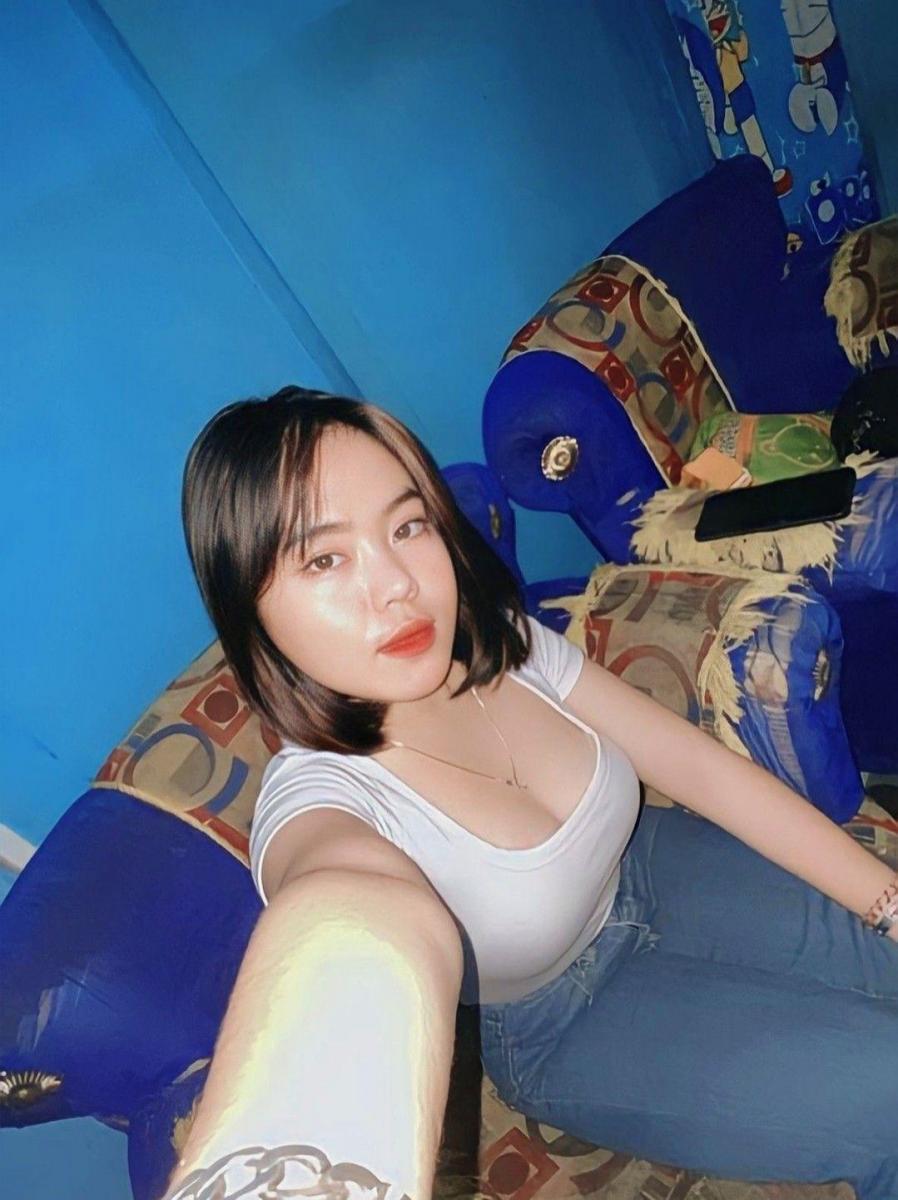 Ảnh gái xinh hot với ngực to, tóc đen