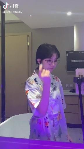 Ảnh gái xinh tóc ngắn cute và đầm sen đẹp