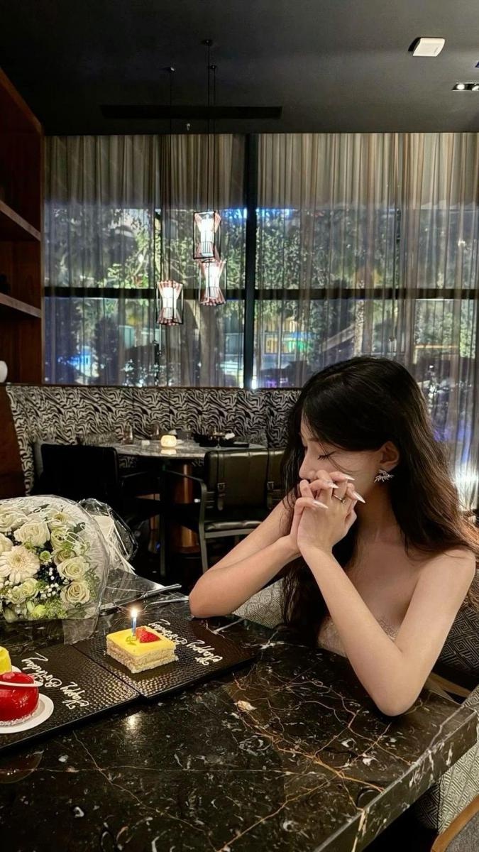 Gái xinh vũ to trong bộ đồ thủy tinh