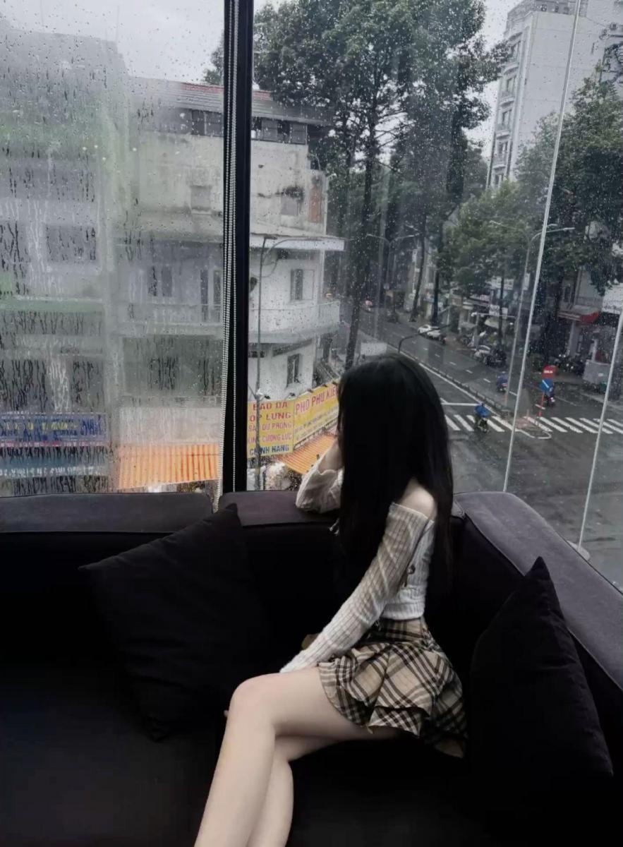 Ảnh gái xinh tóc ngắn bên tòa nhà cao tầng