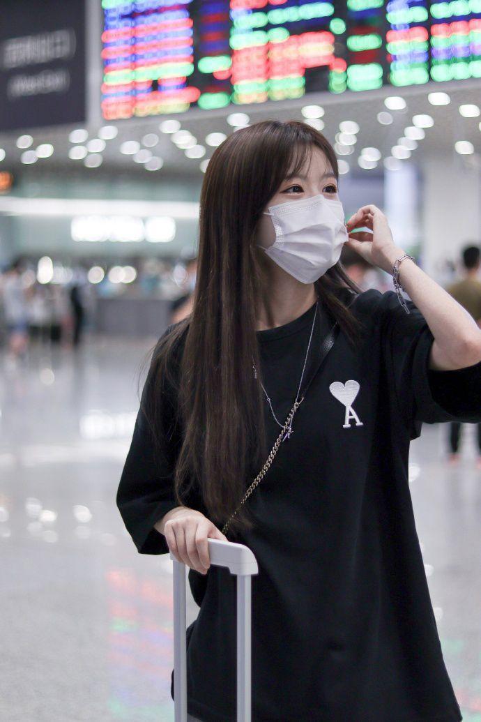 Gái xinh cute tóc ngắn sexy trong áo yếm