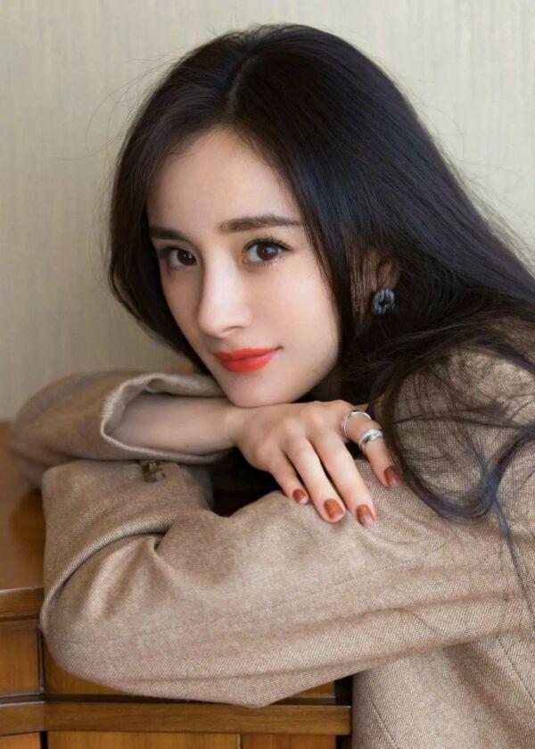Hình gái xinh đeo kính tóc dài và tóc ngắn