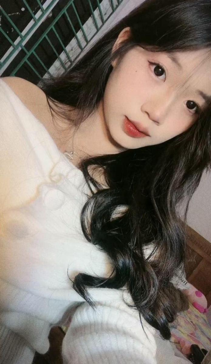 Gái xinh đu tô khoe ngực to tóc dài