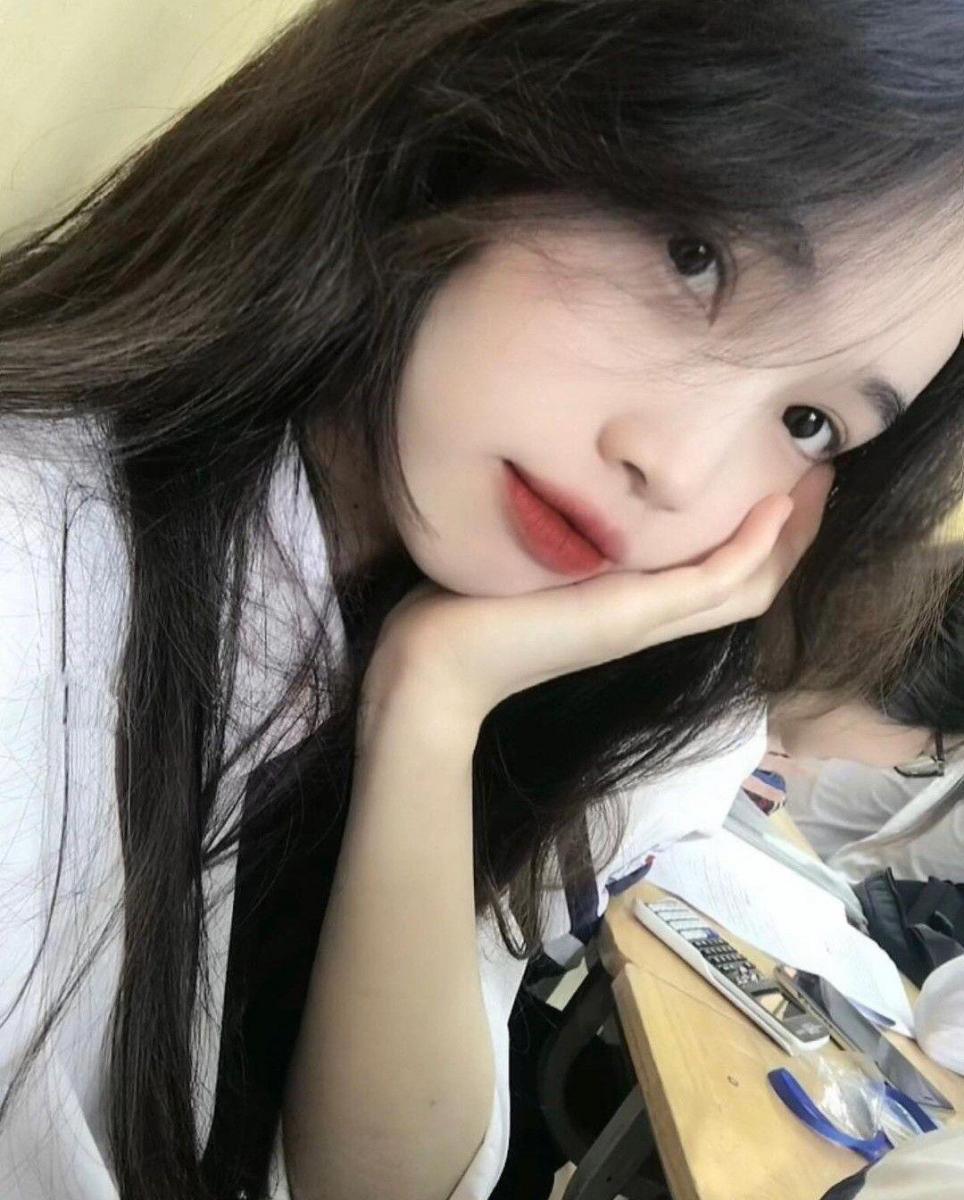 Ảnh gái xinh ngực to tóc mái long