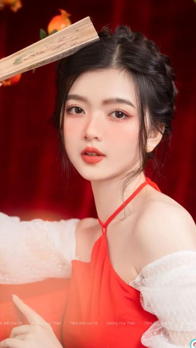 Ảnh gái xinh đáng yêu với ngực to màu đỏ