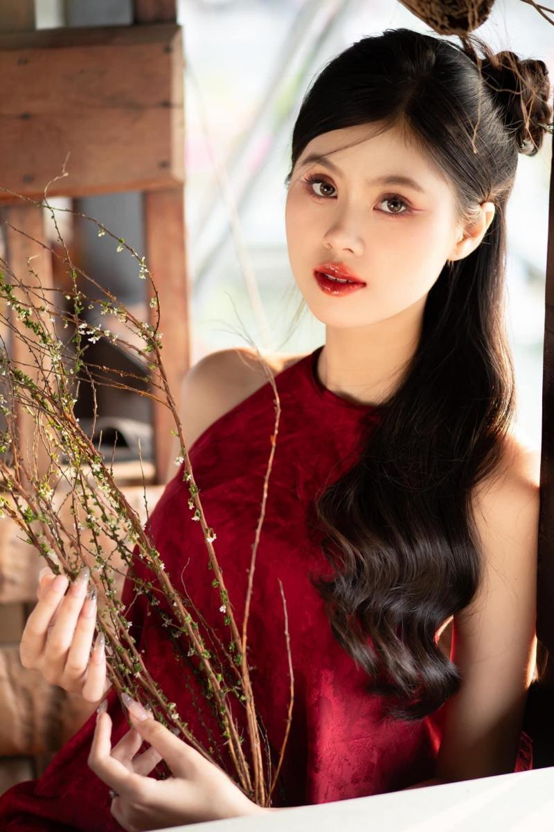 Gái xinh tóc ngắn khoe ngực to màu đỏ