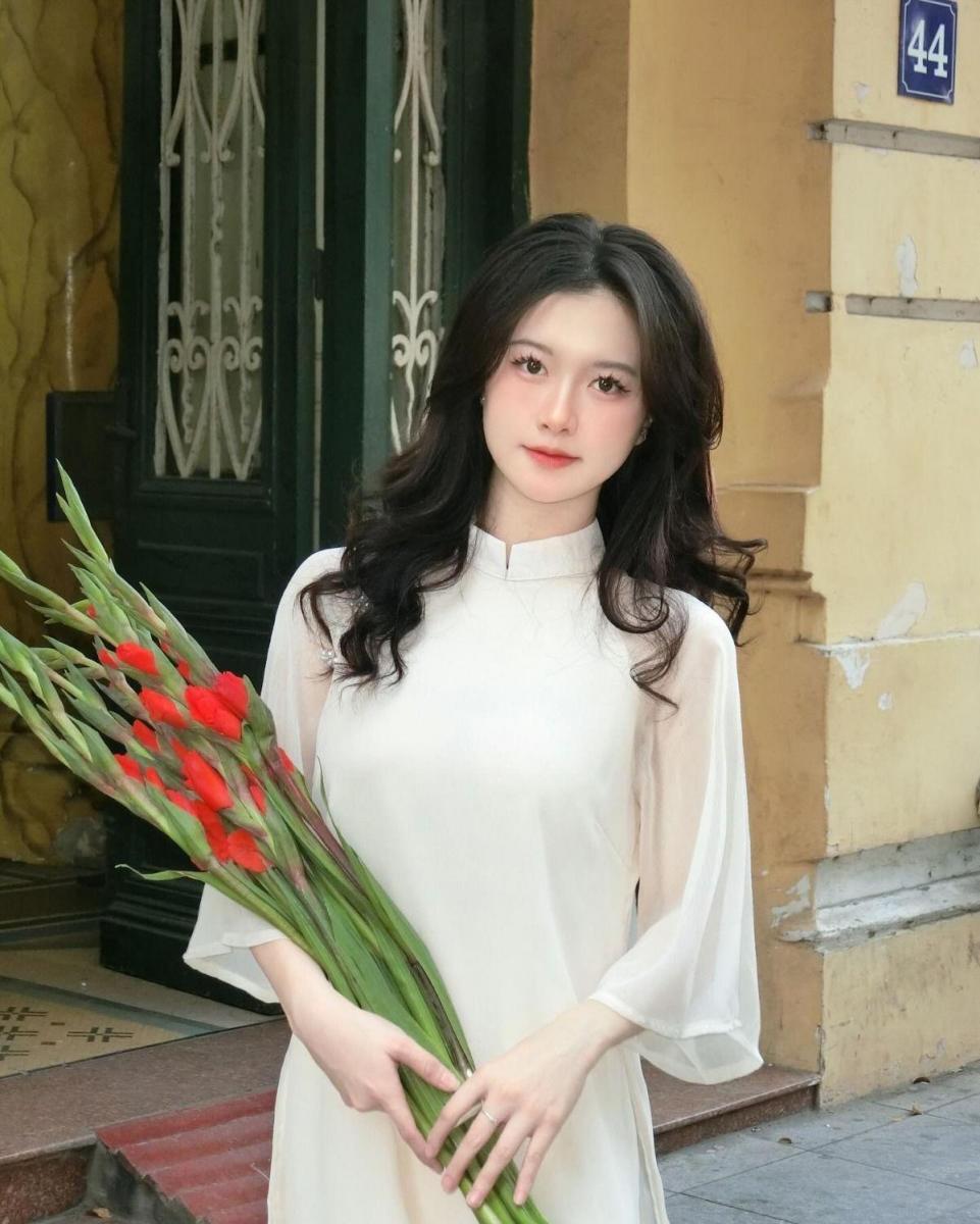 Ảnh gái xinh mặc áo trễ vai và tóc ngang vai 2k12