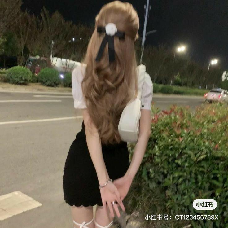 Hình gái xinh tiktok với tóc vàng dài cắt hime