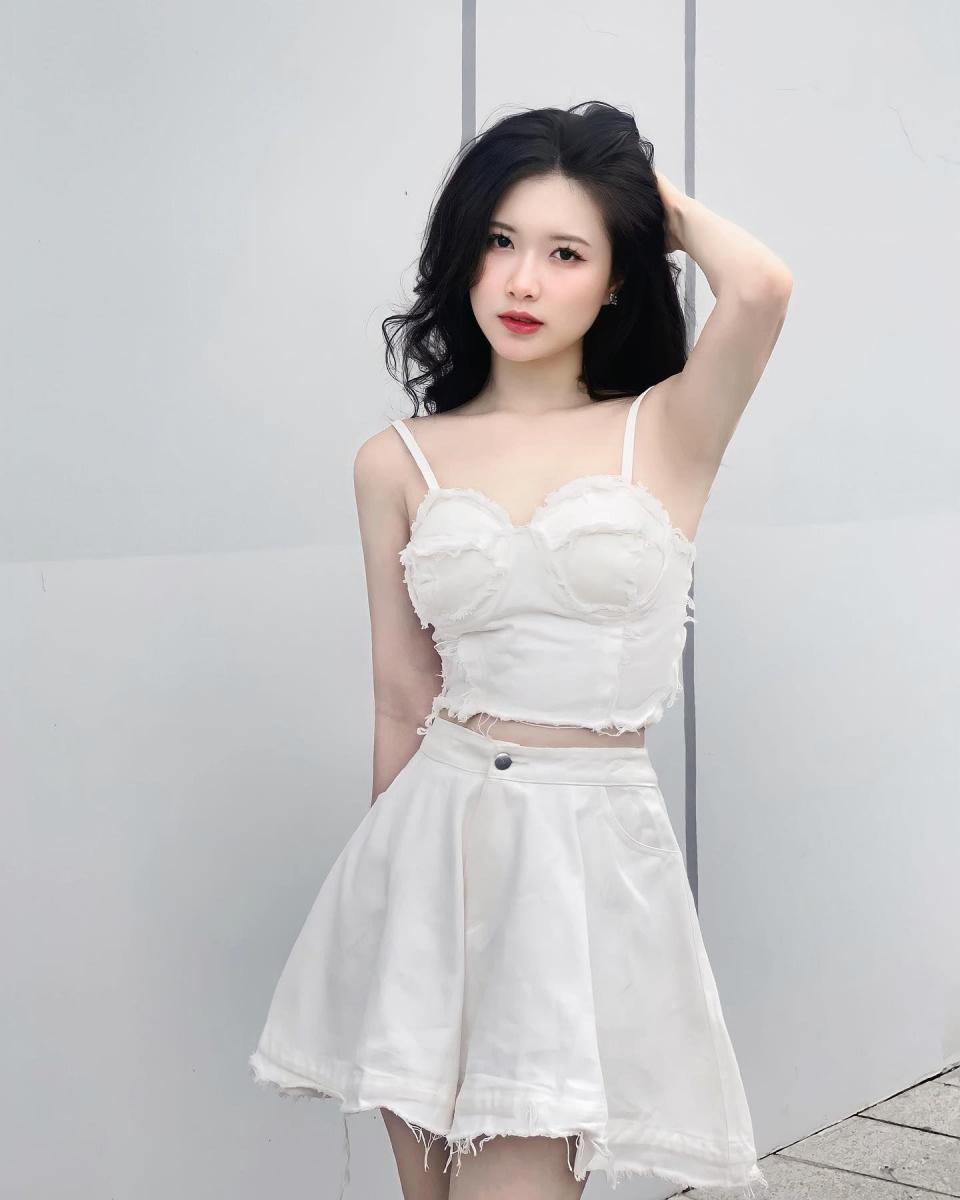 Hình ảnh cô gái xinh đẹp với thời trang nổi bật