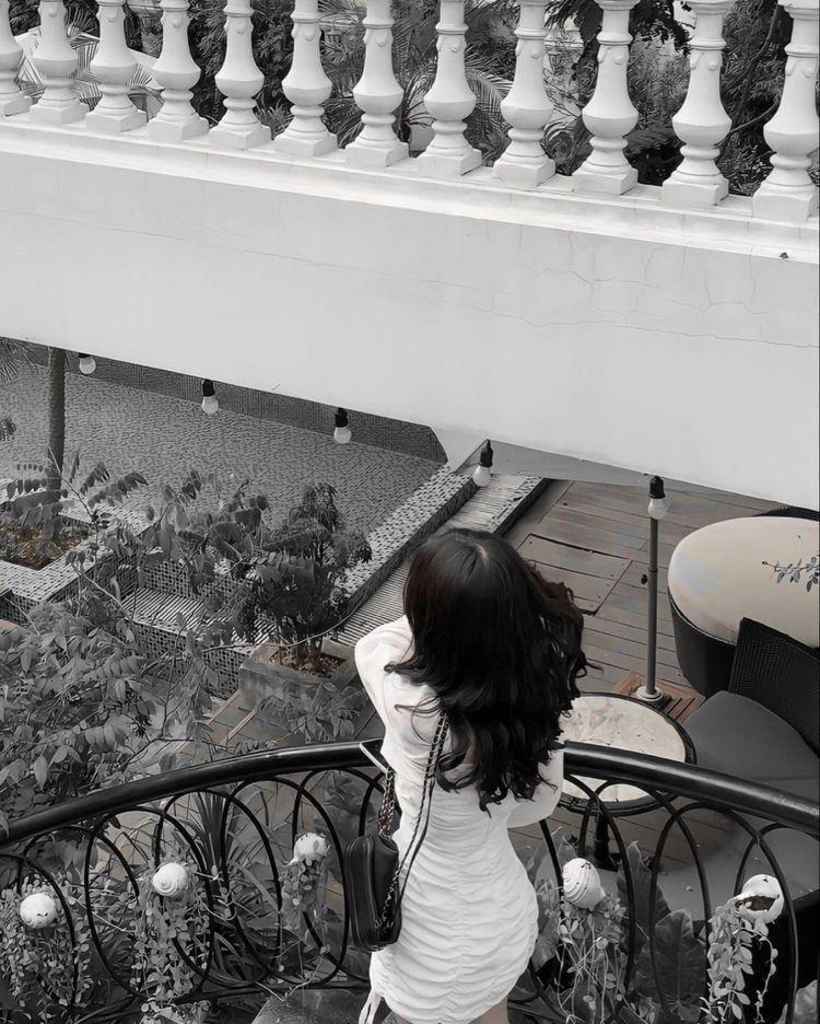 Gái xinh ngực to trên ban công