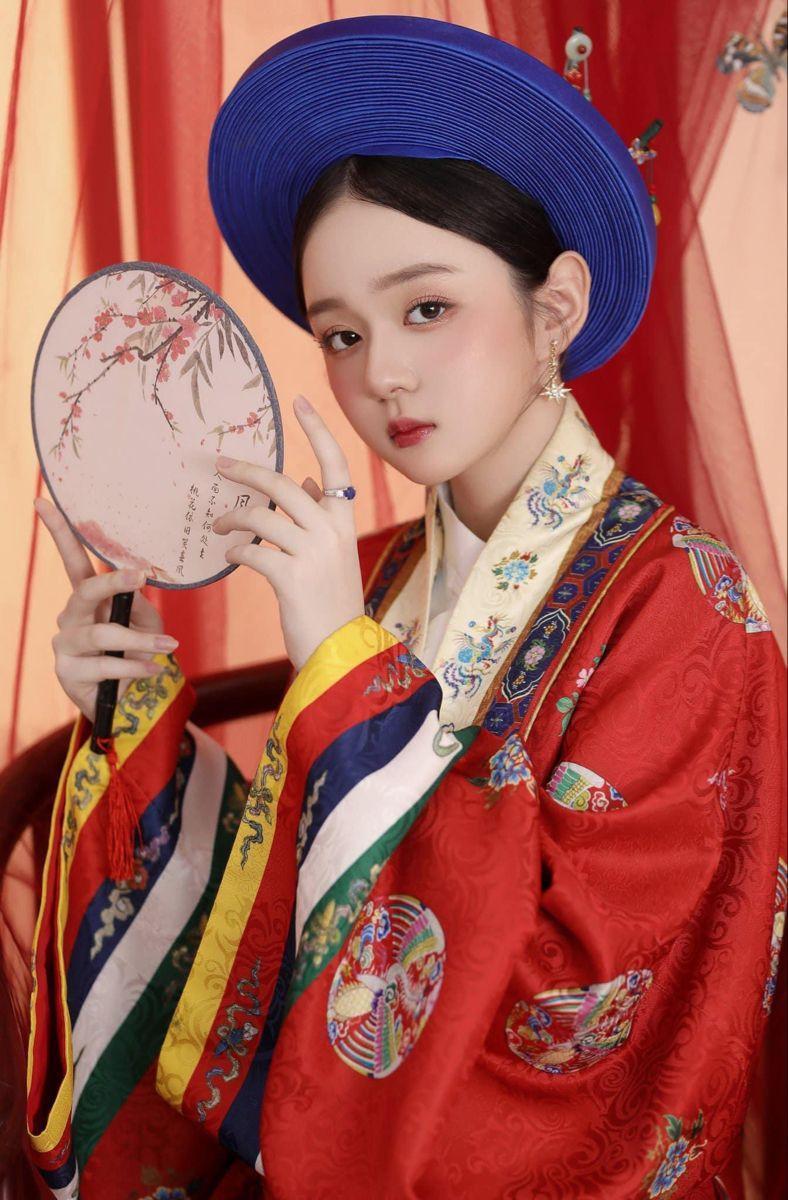 Gái xinh mặc váy trắng trong trang phục kimono truyền thống