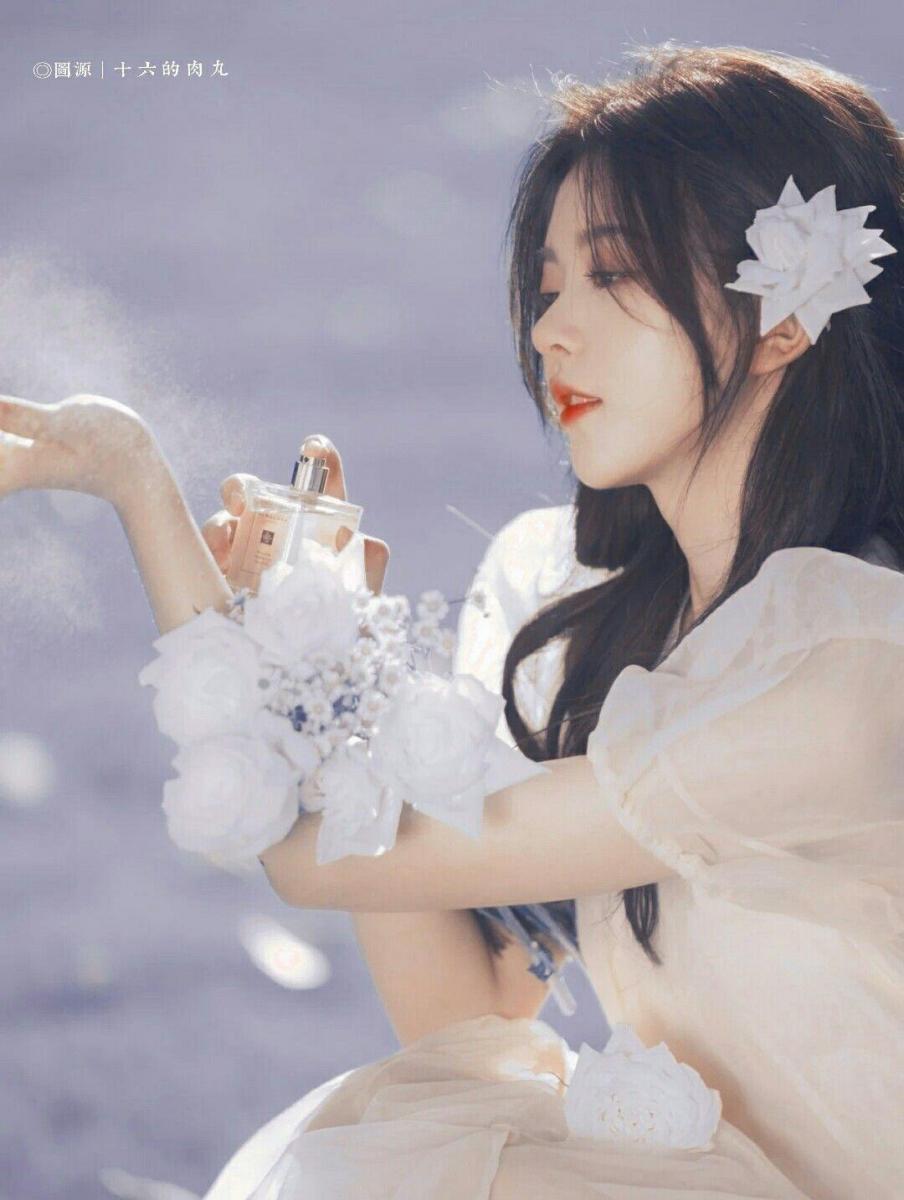 Ảnh gái xinh dáng đẹp trong trang phục nghệ thuật