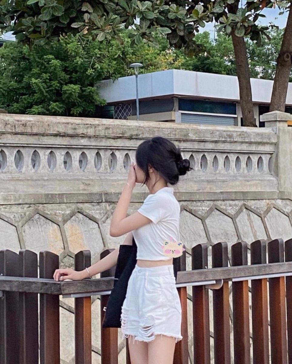 Gái xinh ngực đẹp trong bộ trang phục trắng