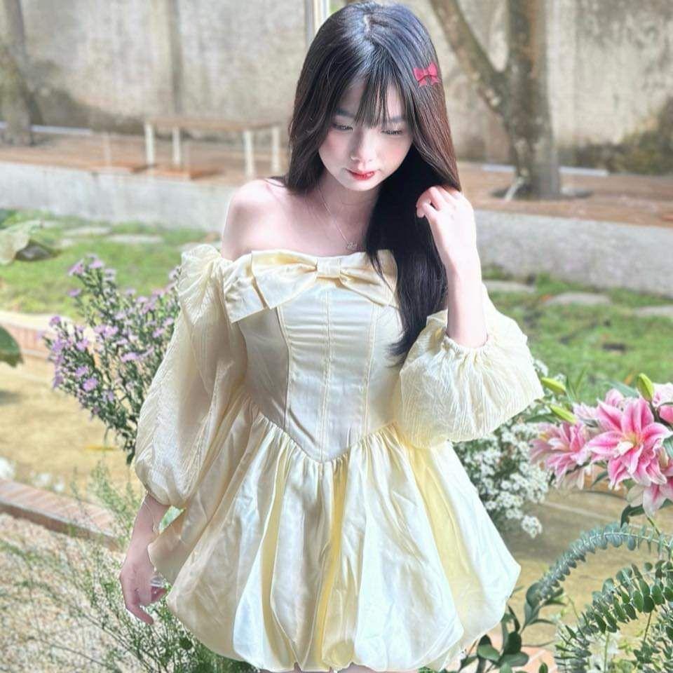 Gái xinh đeo khẩu trang trong bộ bikini trắng quyến rũ