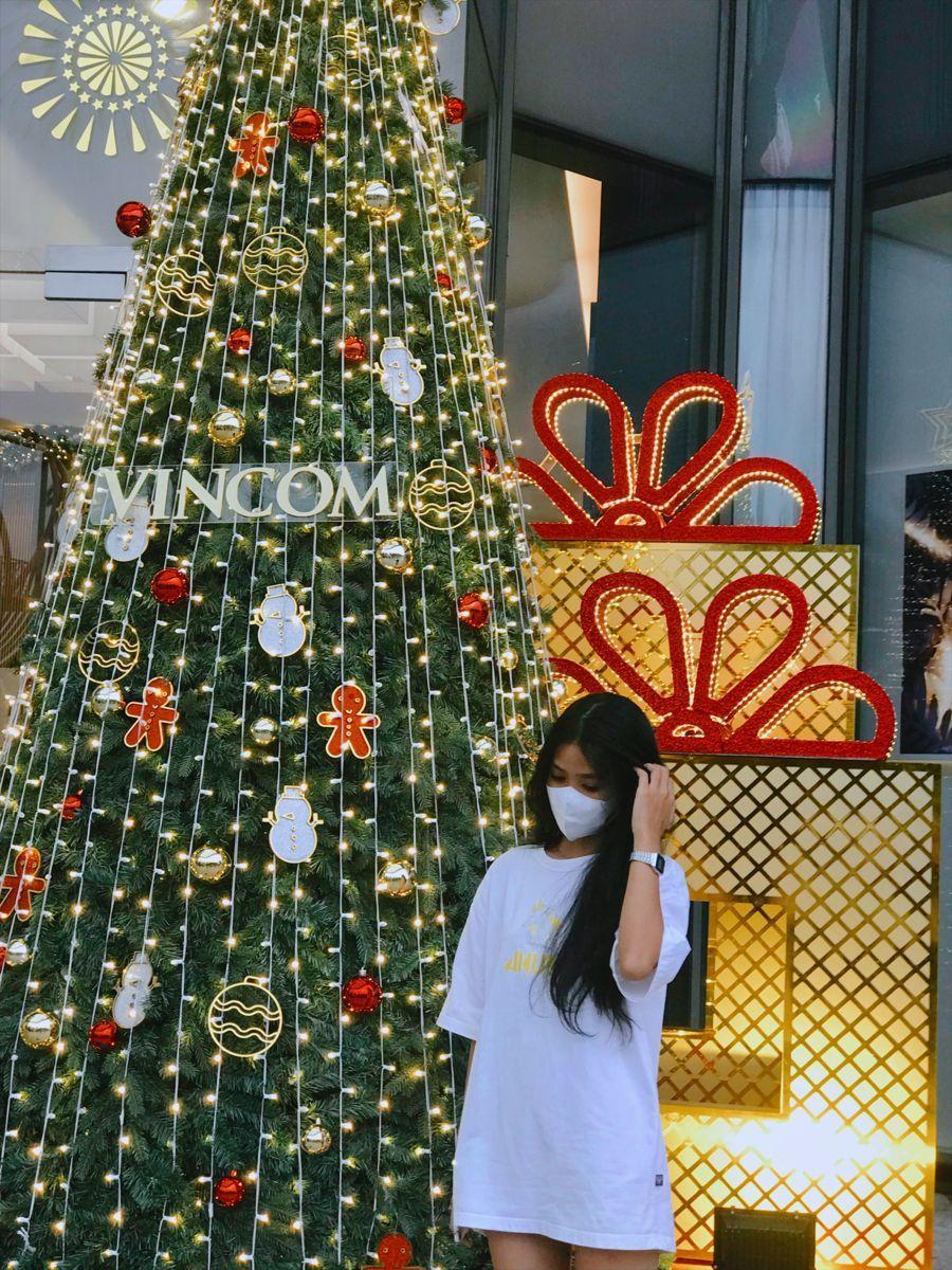 Gái xinh ngực to trang trí giáng sinh cây thông Noel