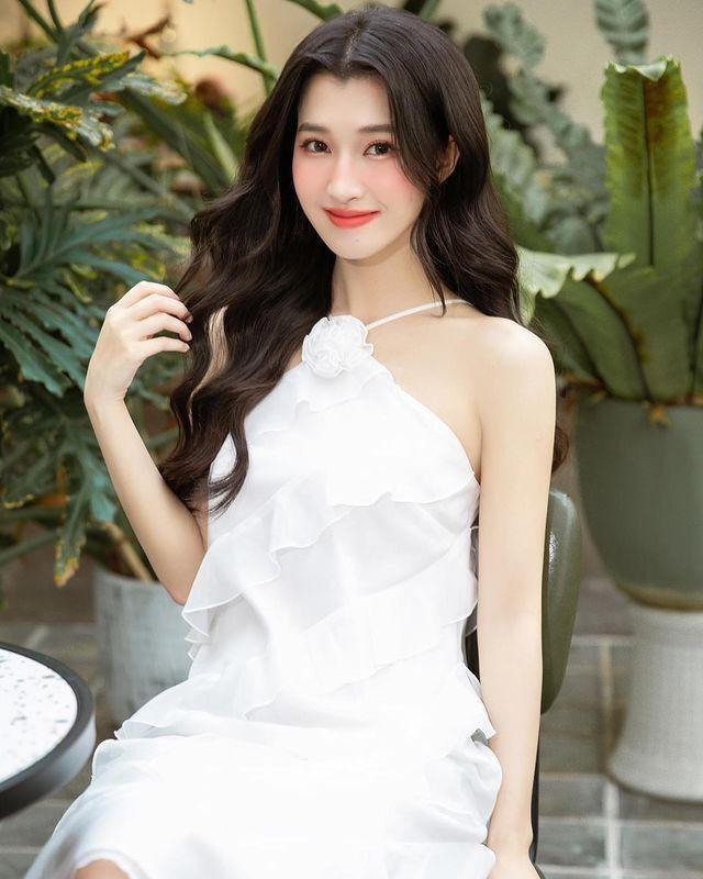 Gái xinh 2k2 trong váy trắng xinh đẹp