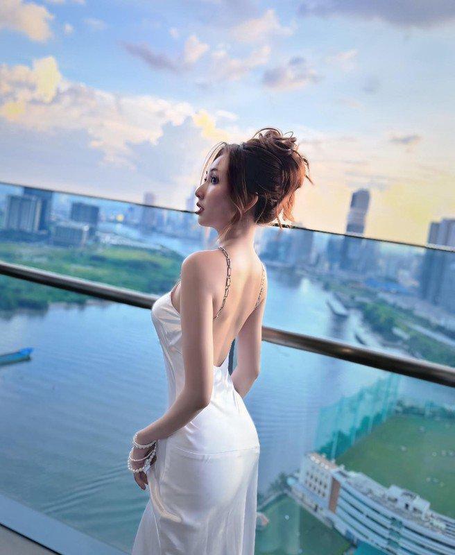 Hình ảnh gái xinh buồn trong bộ đồ sexy
