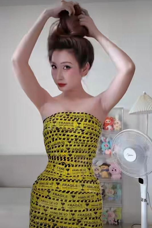 Ảnh gái xinh váy ngắn khoe ngực to, vai váy không dây màu vàng