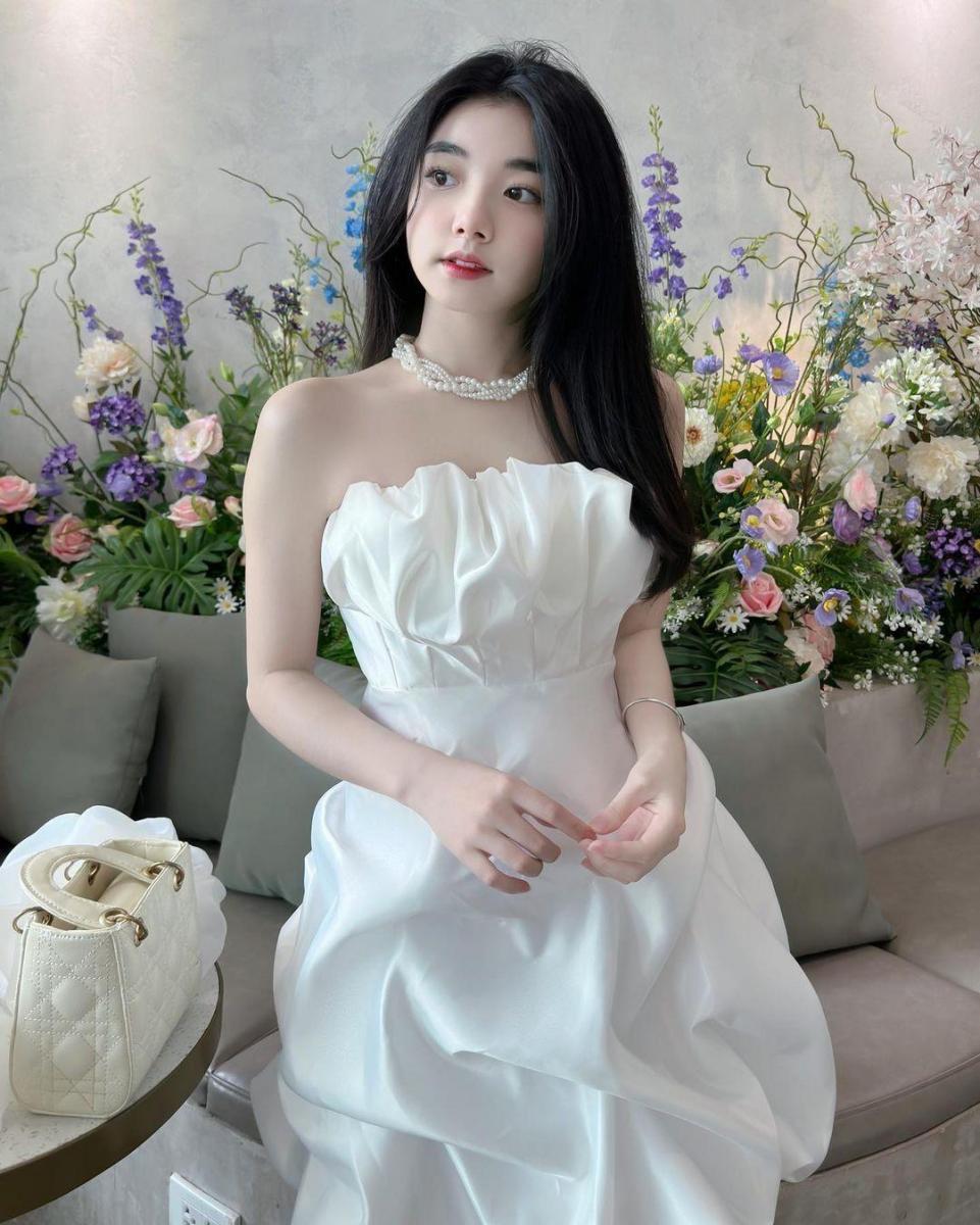 Ảnh gái xinh mặc váy trắng nổi bật
