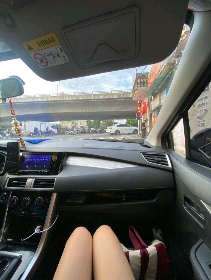 Hình nền ảnh gái xinh ngực to và xe hơi đẹp